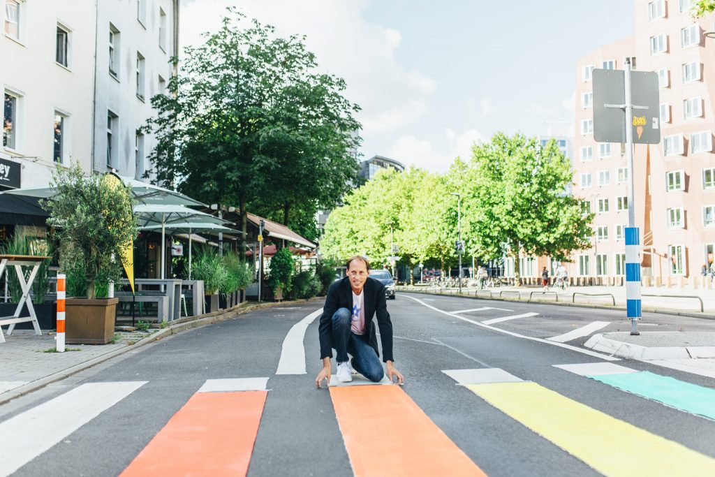 Zebrastreifen in Regenbogenfarben