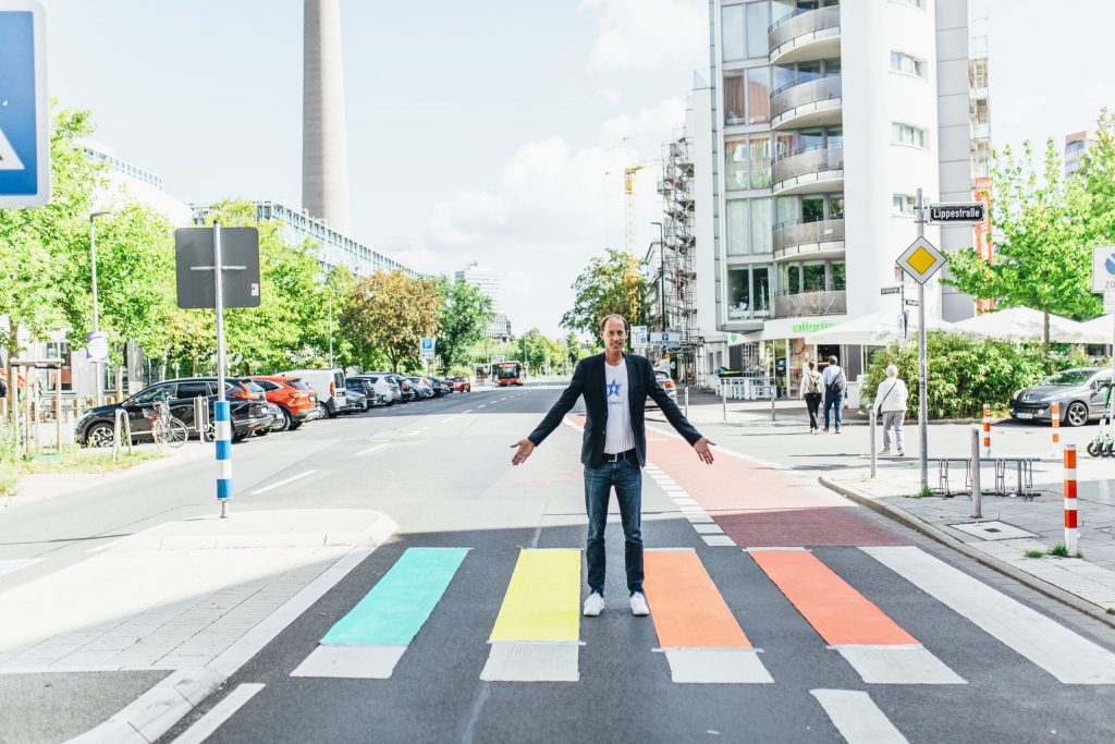 Zebrastreifen in Regenbogenfarben
